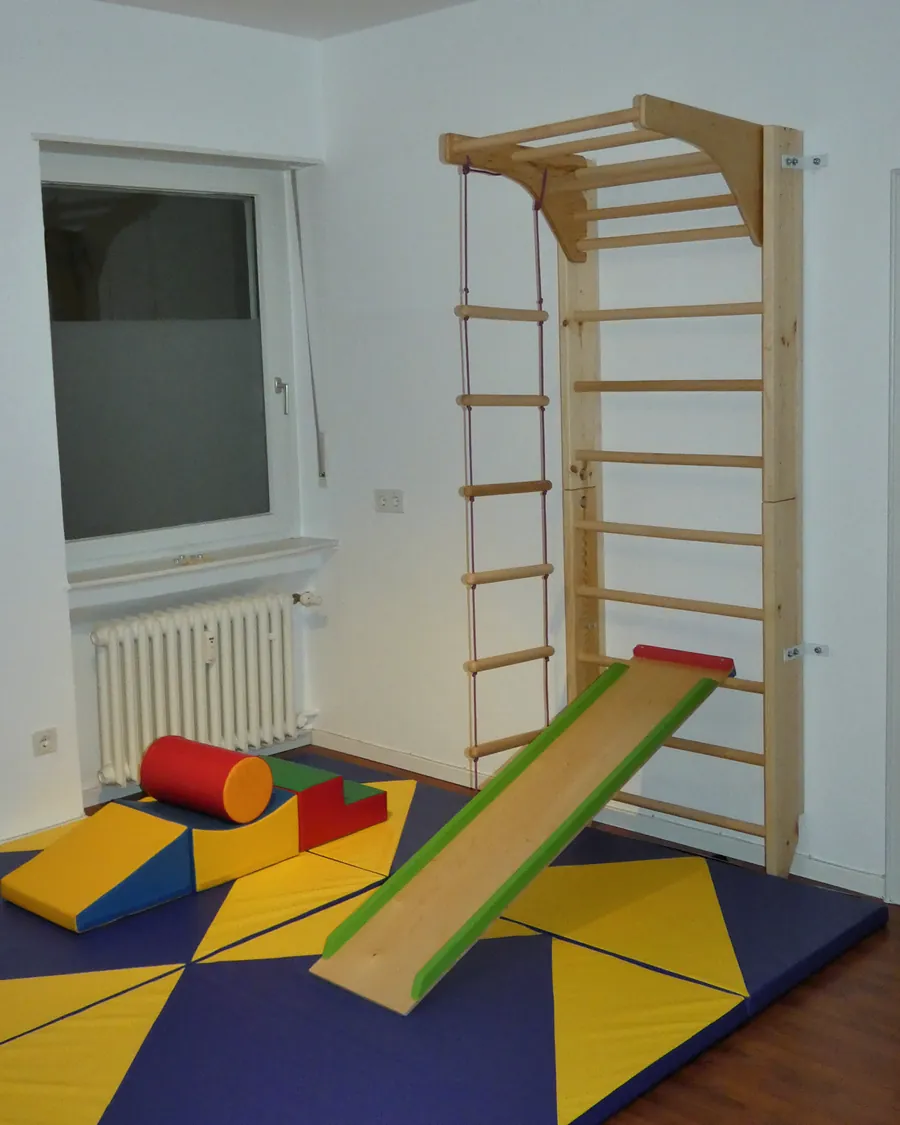 Bewegungsecke mit Sprossenwand, Strickleiter, Rutschbrett und Schaumstoffbausteinen